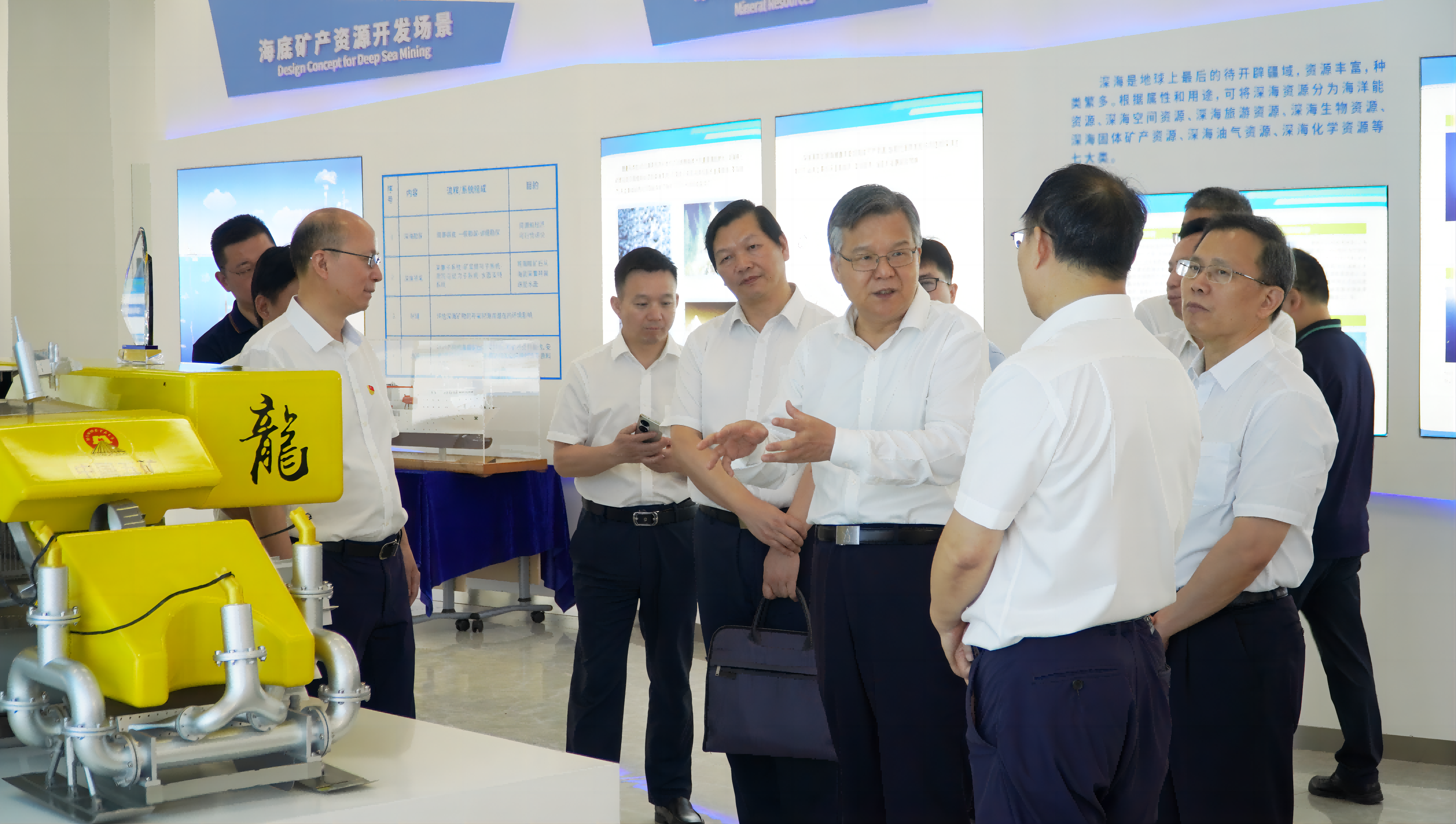 湖南省委常委、常務(wù)副省長(zhǎng)李殿勛到長(zhǎng)沙礦冶院調(diào)研